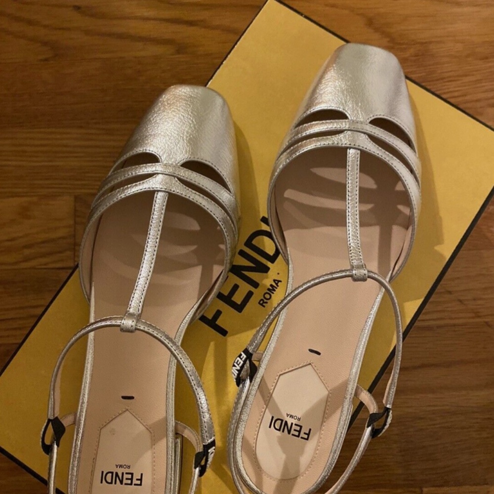 Fendi Metallic flat T strap sandal size 37